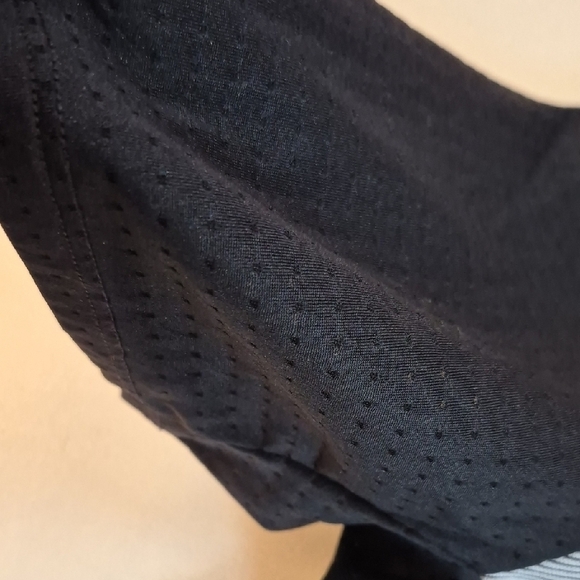 Nike Black and Gray Short Sleeve Tee with Modern Design - Picture 5 of 6